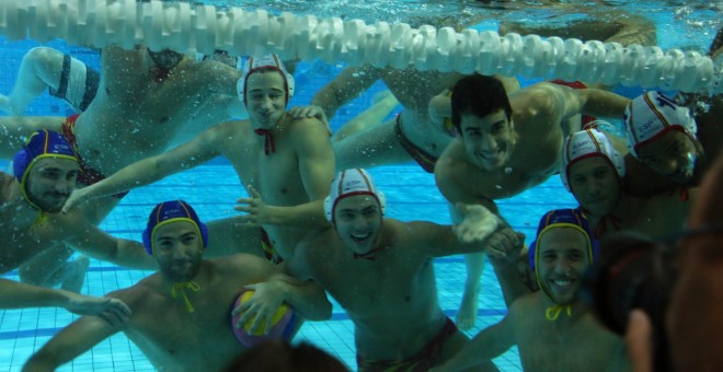 Los jugadores de la selección española de waterpolo posan bajo el agua en el CSD. /ALMUDENA TOMÁS