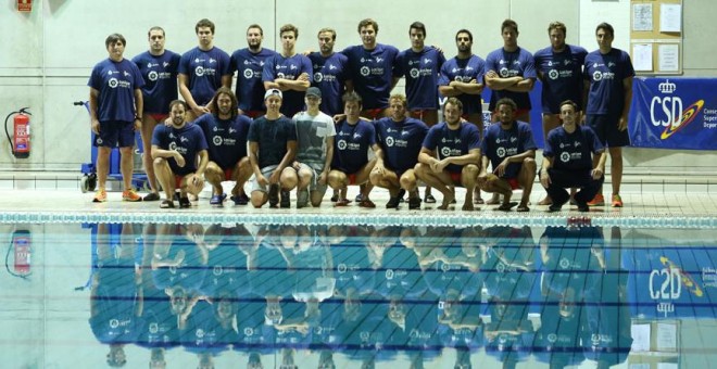 Foto de familia de la selección masculina de waterpolo en la piscina del CAR de Madrid. /ALMUDENA TOMÁS