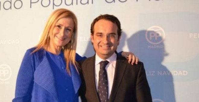 La presidenta de la Comunidad de Madrid junto al ya ex diputado, Daniel Ortiz. EFE
