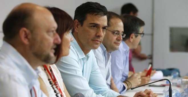 El secretario general del PSOE, Pedro Sánchez (3i), junto al secretario de Organización y Acción electoral, César Luena (2d), y el secretario de Acción Política y Ciudadana, Patxi López (d), la presidenta del partido, Micaela Navarro (2i), y el secretario