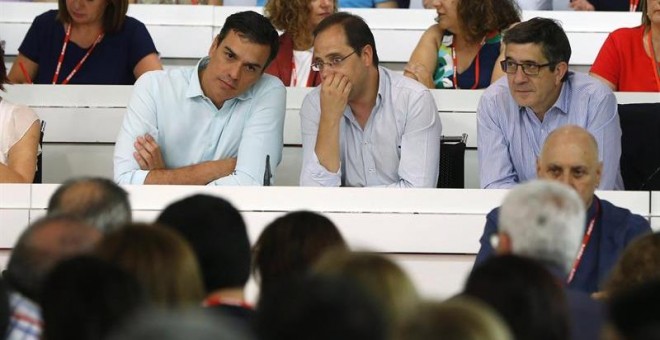 El secretario general del PSOE, Pedro Sánchez (i), escucha un comentario del secretario de Organización y Acción electoral, César Luena, durante la reunión del Comité Federal. A la derecha, el secretario de Acción Política y Ciudadana, Patxi López. EFE/Ju