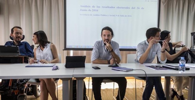 El líder de Podemos, Pablo Iglesias, junto a Pablo Echenique (i), Rita Maestre, Íñigo Errejón y Carolina Bescansa (d), al inicio de la reunión del Consejo Ciudadano, máximo órgano de dirección del partido entre asambleas, celebrada este sábado en Madrid.