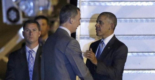 El presidente de Estados Unidos, Barack Obama (d), saluda al rey Felipe VI a su llegada la base aérea de Torrejón (Madrid), en el inicio de su visita a España. EFE/Ballesteros