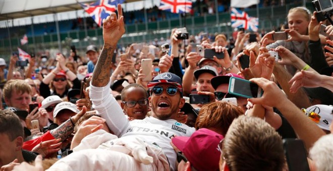 Hamilton celebra su victoria en Silverstone. REUTERS/Andrew Boyers