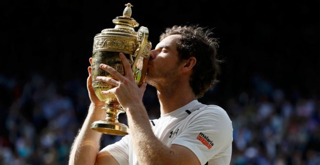 Murray levanta el trofeo de Wimbledon. REUTERS/Stefan Wermuth
