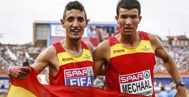 Fifa y Mechaal celebran sus medallas en los 5.000 metros del Europeo. EFE/EPA/VINCENT JANNINK