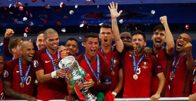 Cristiano levanta el trofeo de la Eurocopa junto con sus compañeros. REUTERS/Kai Pfaffenbach