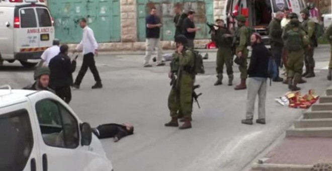 Captura del vídeo en el que se puede ver al soldado israelí rematando al palestino herido.