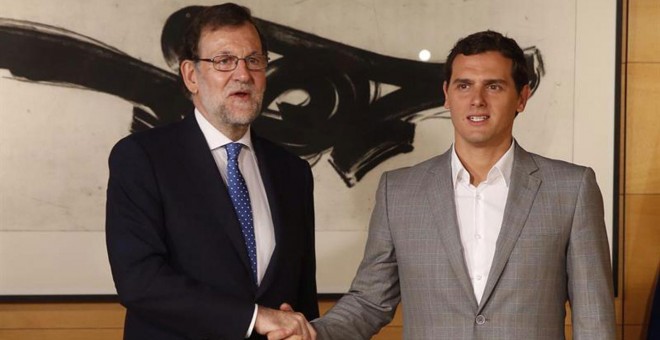 El presidente del Gobierno en funciones, Mariano Rajoy (i), y el líder de Ciudadanos, Albert Rivera.- EFE