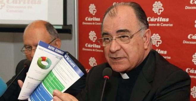 El obispo de la Diócesis de Canarias, Francisco Cases (d), y el director provincial de Cáritas, Pedro Herranz, presentaron el balance de actuación de Cáritas durante 2014. (EFE/Elvira Urquijo A.).