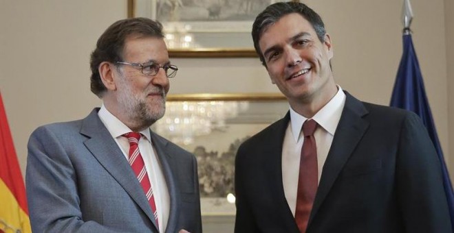 El presidente del Gobierno en funciones, Mariano Rajoy (i), y el secretario general del PSOE, Pedro Sánchez (d), durante la reunión que han mantenido hoy en el Congreso, en el marco de la ronda de contactos con vistas a intentar la investidura. /EFE