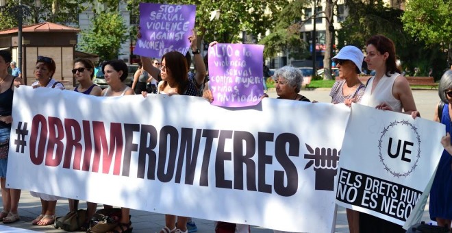 Según un informe de CEAR, España solo reubicó a 18 personas de las casi 16.000 a las que se comprometió.En la foto, representantes de uno de los colectivos valencianos participantes en la Carana: Passatge Segur Ja.