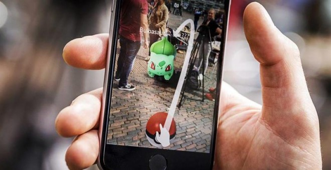 Un niño juega al nuevo videjuego de Nintendo Pokémon Go con su móvil en el Grote Markt en Haarlem, Holanda. EFE/Remko De Waal