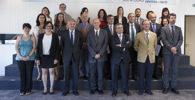 Imagen del acto en la que aparecen Juan Carlos Izpisúa, Rafael Matesanz e Ignacio Garralda, en el centro, junto a los investigadores beneficiarios de las ayudas.