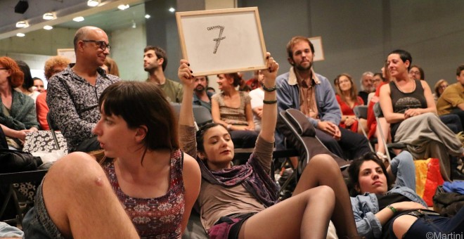 El público del Poetry Slam Barcelona puntúa las actuaciones en el Centro de Cultura Contemporánea. POETRY SLAM BARCELONA