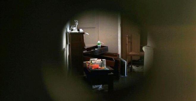Vista, a través de la cerradura, del interior del domicilio del autor de la masacre de Niza, Mohamed Boulhel, en su casa del barrio de Abattoirs, en Niza. EFE/Alberto Estevez