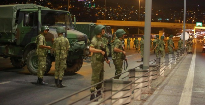 Militares turcos bloquan el acceso al puente del Bósforo, que comunica la parte europea de Estambul con el continente asiático. REUTERS/Stringer