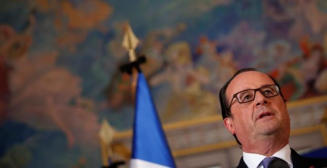 El presidente francés François Hollande se dirige a los miembros de la policía, seguridad y bomberos en el Palacio de la Prefectura de Niza. / EFE