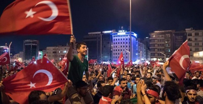 Los ciudadanos celebran el fracaso del golpe en la plaza Taskim de Estambul. / MARIUS BECKER (EFE)