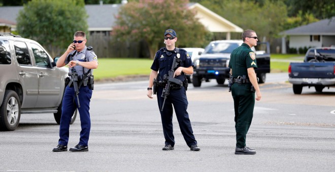 Agentes de Policía bloquean una carretera tras el tiroteo que ha tenido lugar cerca de la Comisaría central de Louisiana , EE.UU.- REUTERS / Joe Penney
