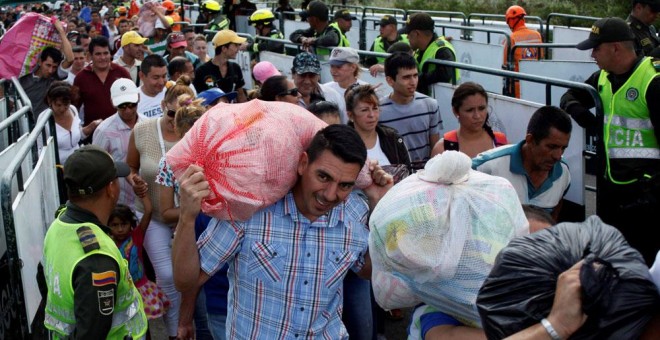 Ciudadanos venezolanos cruzan la frontera con Colombia en busca de productos de primera necesidad. REUTERS