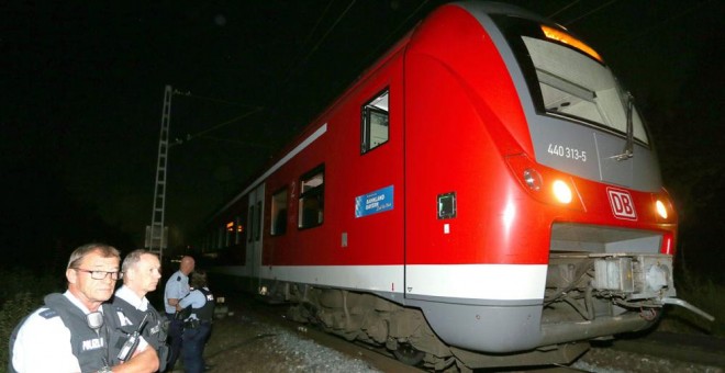 Policías inspeccionan el tren donde se produjo el ataque. EFE