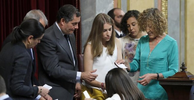 La sesión constitutiva del Congreso de la XII legislatura ha comenzado con la creación de la Mesa de Edad compuesta por las diputadas del PP María Teresa de Lara, del PSOE María Such y de Podemos, Nagua Alba./ EFE