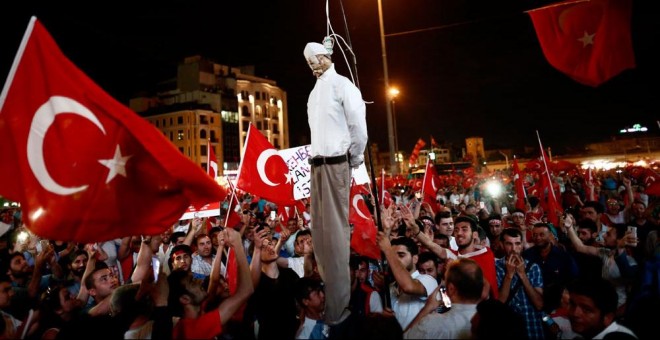 Manifestantes cuelgan una imagen del clérigo turco musulmán Fethullah Gulen, a quien Erdogan responabiliza del intento del golpe de Estado. EFE