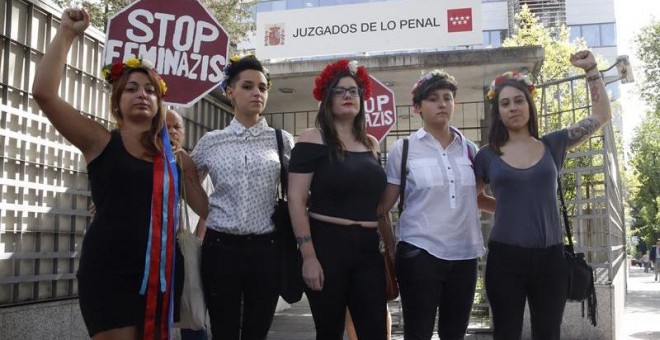 Cinco activistas de Femen, a su llegada al Juzgado de lo Penal número 19 de Madrid, donde se celebra hoy la vista oral contra ellas por irrumpir semidesnudas en una marcha antiabortista el 17 de noviembre de 2013 EFE/Kiko Huesca