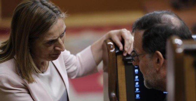 La presidenta del Congreso de los Diputados, Ana Pastor, conversa con el presidente del Gobierno en funciones, Mariano Rajoy, durante la sesión constitutiva de las Cortes Generales de la XII Legislatura. EFE/Ballesteros