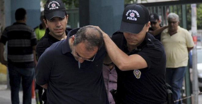 Policías turcos trasladan a una comisaría a un soldado detenido por su supuesta participación en el intento de golpe de Estado. - EFE