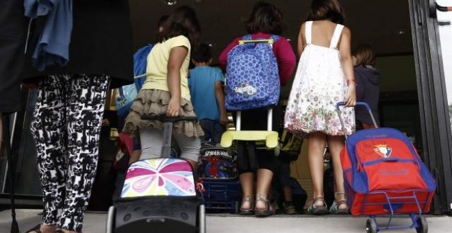 Niños entrando al colegio.- EFE