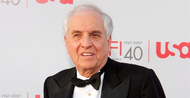 Fotografía de archivo con fecha del 07 de junio de 2007, muestra al actor y director estadounidense Garry Marshall que llega al evento en honor a Al Pacino del American Film Institute Life Achievement Award, en Los Ángeles, California, EE.UU.- EFE