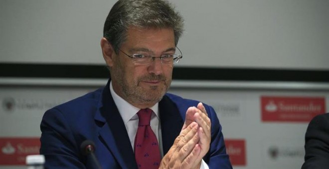 El ministro de Justicia, Rafael Catalá, interviene en el encuentro 'El poder judicial, garantía del Estado de Derecho', organizado por la Asociación Profesional de la Magistratura (APM) dentro de los cursos de verano de la Universidad Complutense. EFE/Zi