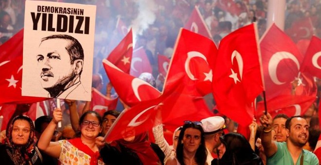 Simpatizantes del presidente turco, Recep Tayyip Erdogan, durante una manifestación contra el fallido golpe de Estado en el Puente del Bósforo, en Estambul. - EFE
