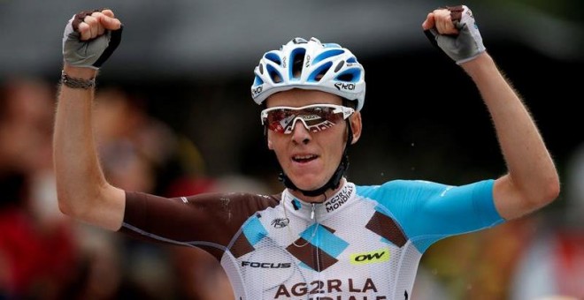 El ciclista francés Romain Bardet celebra su victoria en el Mont Blanc. / YOAN VALAT (EFE)