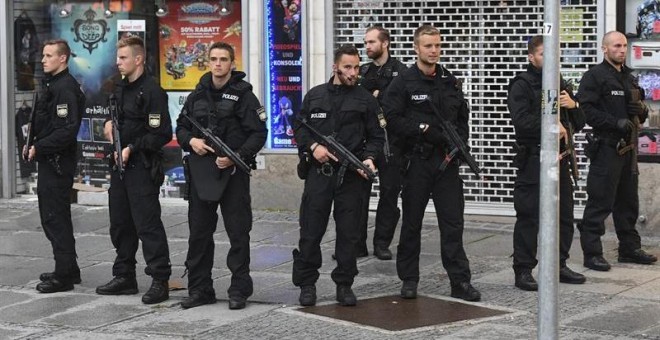 Policías vigilan en los alrededores del hotel Stachus tras el tiroteo registrado en un centro comercial en Múnich, Alemania hoy, 22 de julio de 2016. Varias personas han muerto y otras han resultado heridas hoy en un tiroteo registrado en un centro comerc