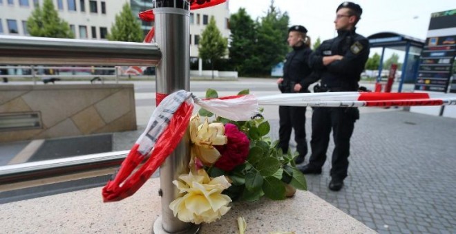 Un ramo de flores homenajea a las víctimas del atentado. - AFP