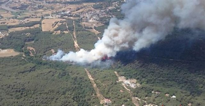 El fuego de Blanes, que ya ha arrasado 30 hectáreas, provoca el desalojo de 400 vecinos.