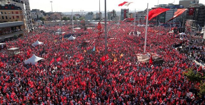 Una marea de banderas rojas cubría hoy la céntrica plaza de Taksim en Estambul, con decenas de miles de personas condenando el fallido golpe militar del 15 de julio, pero también pronunciándose contra la deriva de Erdogan.- EFE