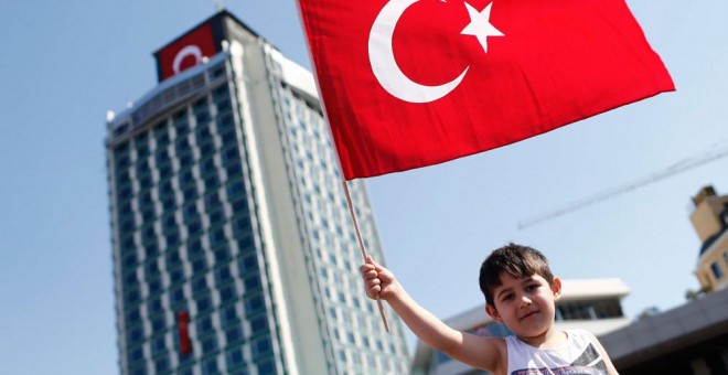 Un niño en la multitudinaria manifestación de este domingo en Estambul contra la deriva autoritaria del gobierno de Erdogan. EFE