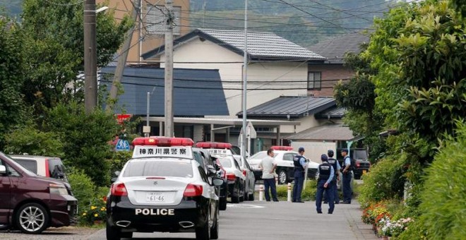 Policías vigilan una vía de acceso al hogar para discapacitados donde un hombre mató esta madrugada a 19 personas e hirió a otras 45 en un apuñalamiento masivo en la localidad de Sagamihara, a las afueras de Tokio. EFE/KIMIMASA MAYAMA