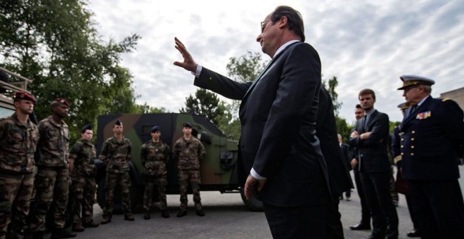 El presidente francés, FranÇois Hollande, visita el dispositivo militar antiterrorista Sentinelle en Vincennes, a las afueras de París. EFE