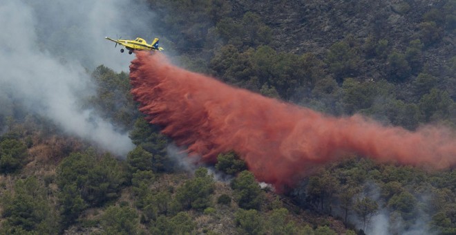 Medios aéreos trabajan en la extinción del incendio en el Parque Natural de la Serra d'Espadá en Artana (Castellón), que ha afectado hasta el momento mil hectáreas y está en proceso de estabilización,