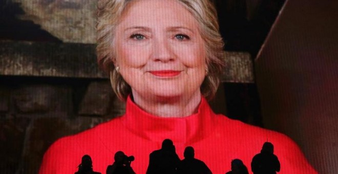 La imagen en pantalla de Hillary Clinton en el segundo día de la Convención Nacional Demócrata hoy, martes 26 de julio de 2016, en Filadelfia, Pennsylvania (Estados Unidos) EFE/ANDREW GOMBERT