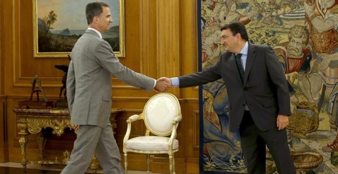 El rey Felipe saluda al portavoz del PNV en el Congreso, Aitor Esteban (d), a quien recibió en el Palacio de la Zarzuela en la segunda jornada de su ronda de consultas con las formaciones políticas parlamentarias para proponer un candidato a la Presidenci