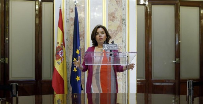 La vicepresidenta del Gobierno, Soraya Sáenz de Santamaría, durante una comparecencia hoy en el Congreso. EFE/J. J. Guillén