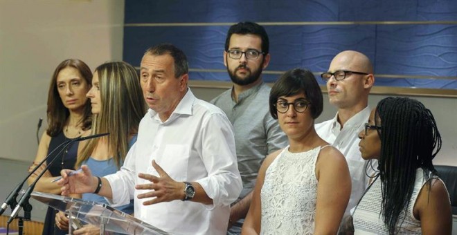 El portavoz de Compromís en el Congreso, Joan Baldoví (3i) junto a integrantes de su formación durante la rueda de prensa ofrecida esta tarde en el Congreso de los Diputados tras la reunión mantenida hoy con el Rey en el Palacio de la Zarzuela. EFE