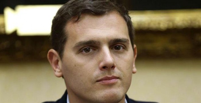 El presidente de Ciudadanos, Albert Rivera, al inicio de la reunión que ha mantenido con su grupo parlamentario en el Congreso de los Diputados. EFE/Paco Campos