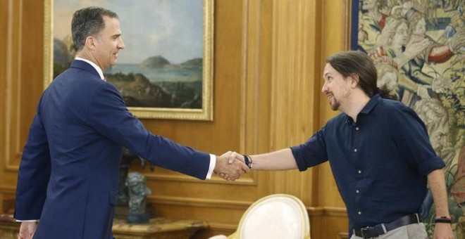 El Rey recibe en el Palacio de la Zarzuela al secretario general de Podemos, Pablo Iglesias, en la tercera y última jornada de su ronda de consultas con las formaciones políticas parlamentarias. EFE/Angel Díaz